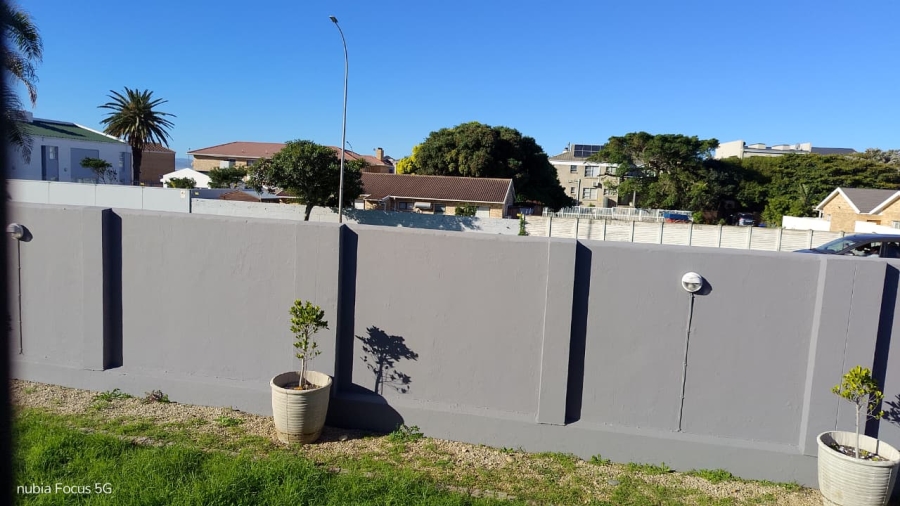 To Let 4 Bedroom Property for Rent in Wavecrest Eastern Cape